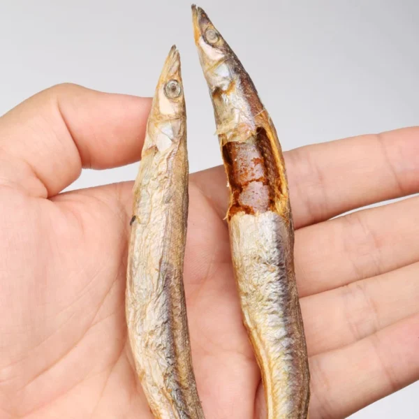 Freeze-Dried-Raw-Dried-Full-Seeded-Springy-Fish-with-Head-Bulk-Packaging-China-OEM-Pet-Food-Capelin-Fish