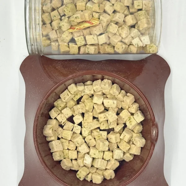 OEM-High-Quality-Freeze-Dried-Chicken-Spinach-Cubes-Bulk-Supply-for-Dogs-Cats-Meat-Based-Pet-Food-with-High-Protein-Nutrition